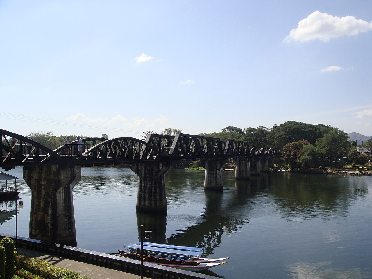 川を横切るカンチャナブリーのクウェー川鉄橋