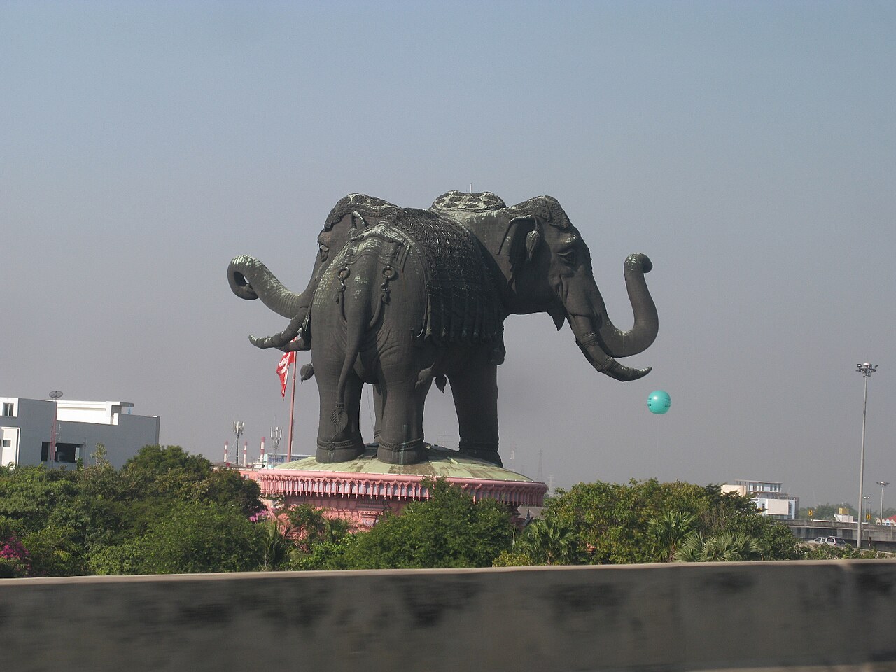 Elefante de tres cabezas del Museo Erawan visto desde lejos