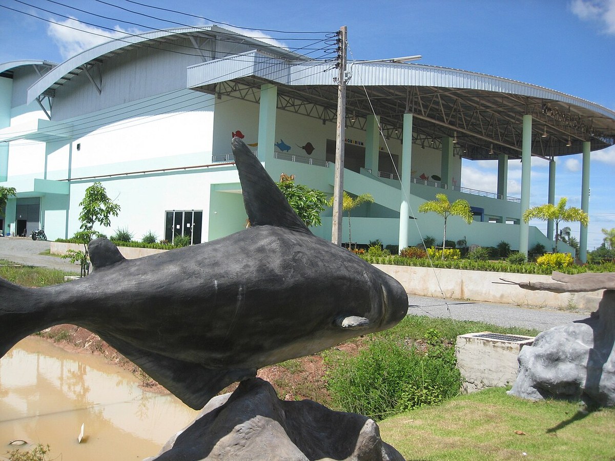 Nong Khai Aquarium building and fish sculpture in front