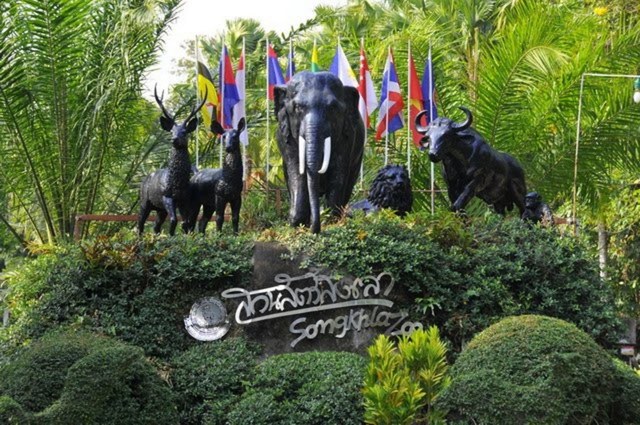 A sign with animal sculptures at Songkhla Zoo