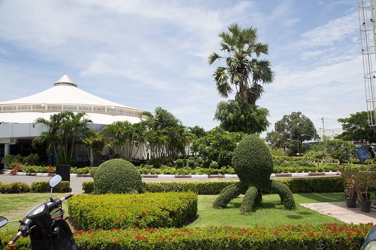 The Underwater World Pattaya building and garden