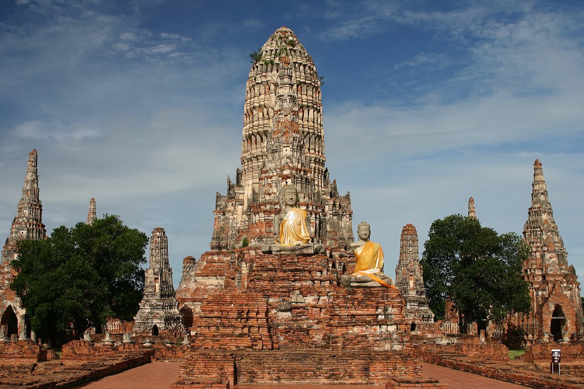 Chedis and Buddha images at Wat Chaiwatthanaram
