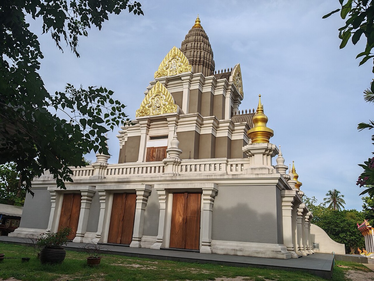 The exterior of a hall in the Wat Chalong grounds
