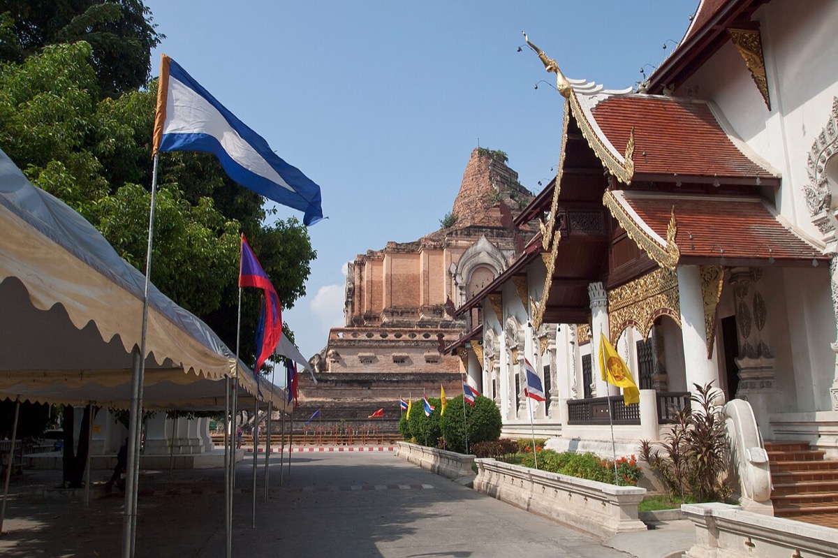 The brick chedi and surrounding halls at Wat Chedi Luang