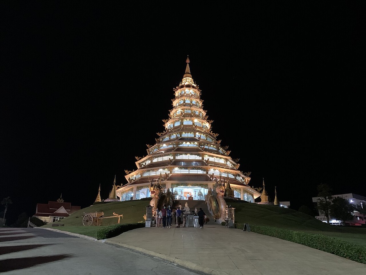 Reference photo of the multi-tiered pagoda at Wat Huai Pla Kang illuminated at night