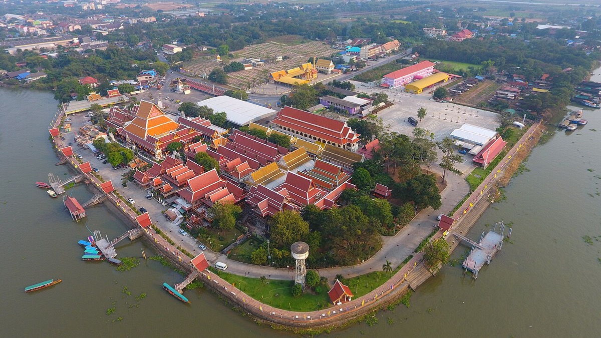 The Wat Phanan Choeng temple complex seen from above
