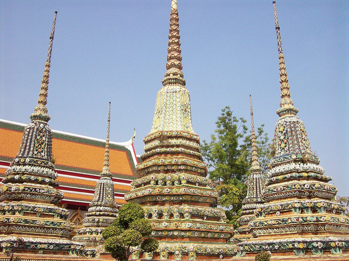 A chedi decorated with ceramics in the Wat Pho grounds