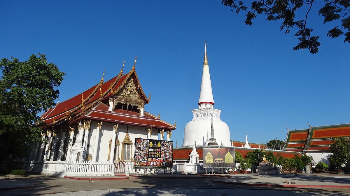 The relic chedi and halls at Wat Phra Mahathat in Nakhon Si Thammarat