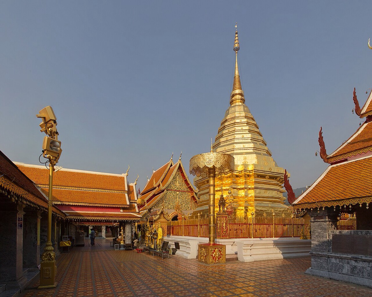 The golden chedi and surrounding halls at Doi Suthep Temple