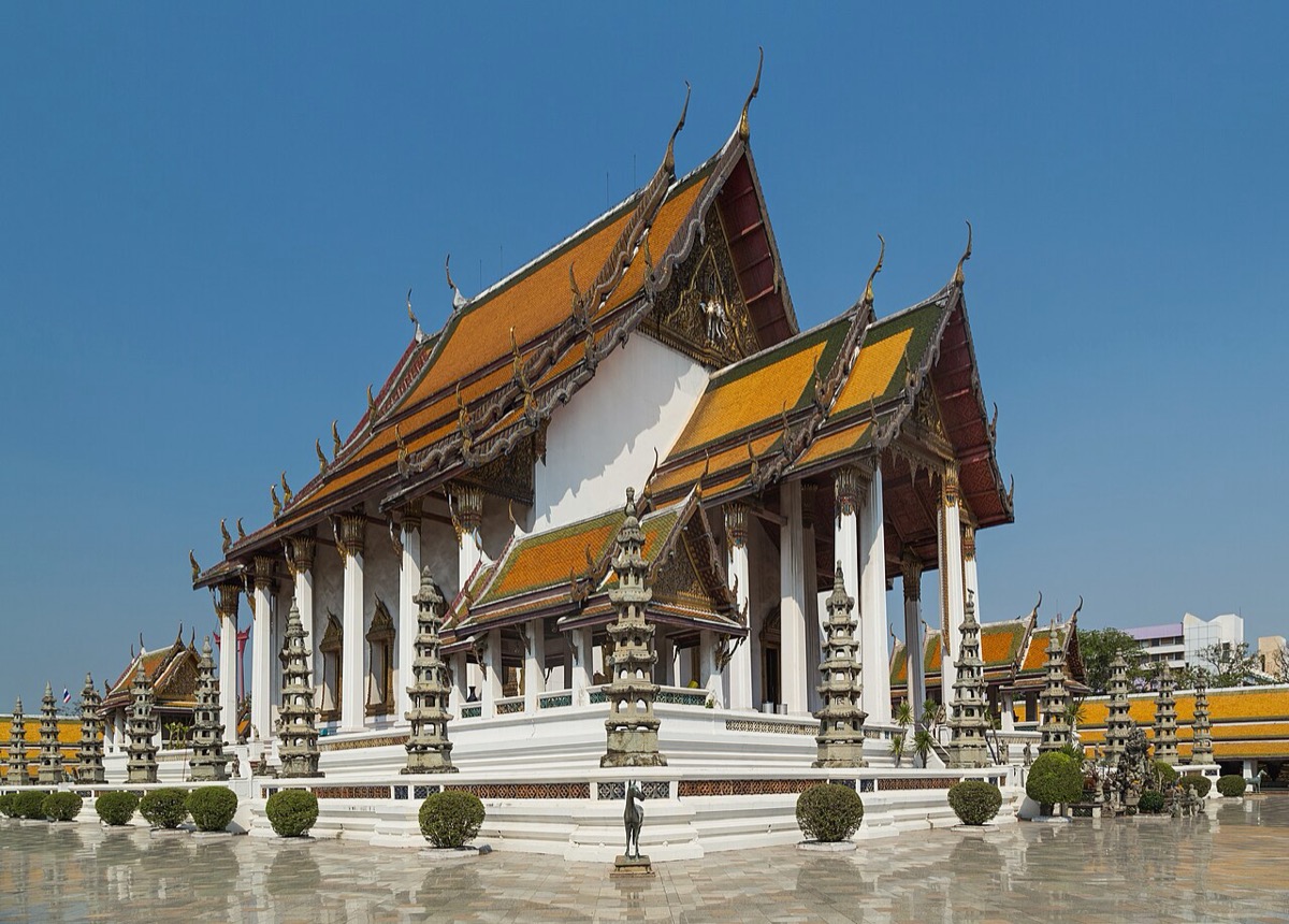 Wihan Luang hall and grounds at Wat Suthat