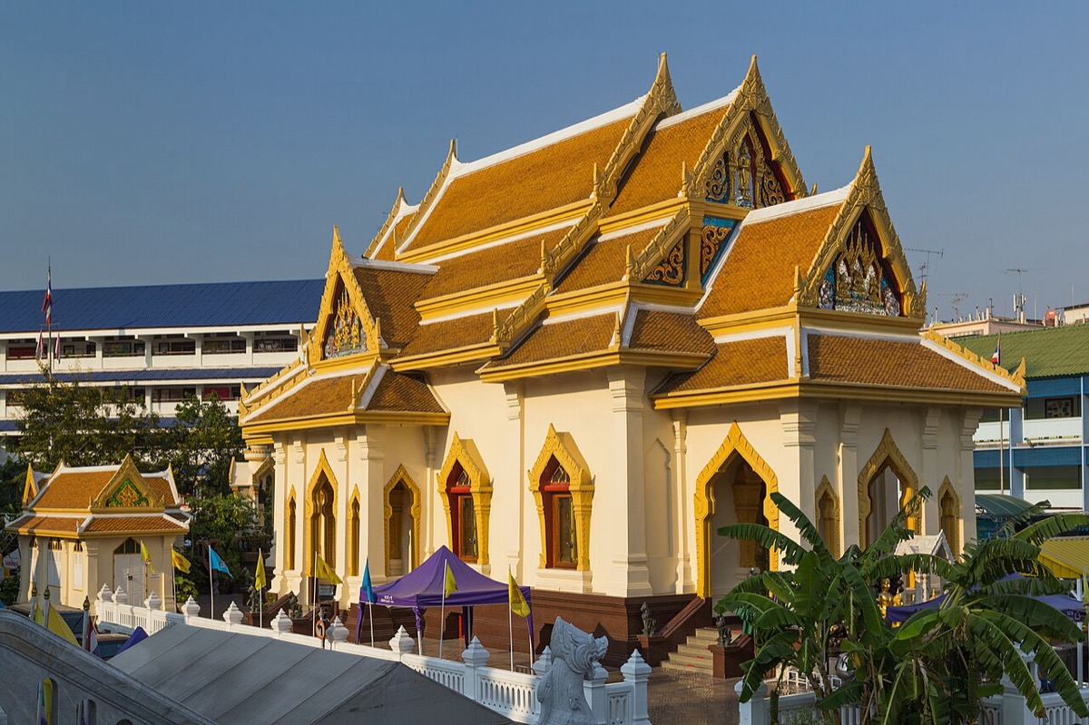 The ubosot hall within the grounds of Wat Traimit