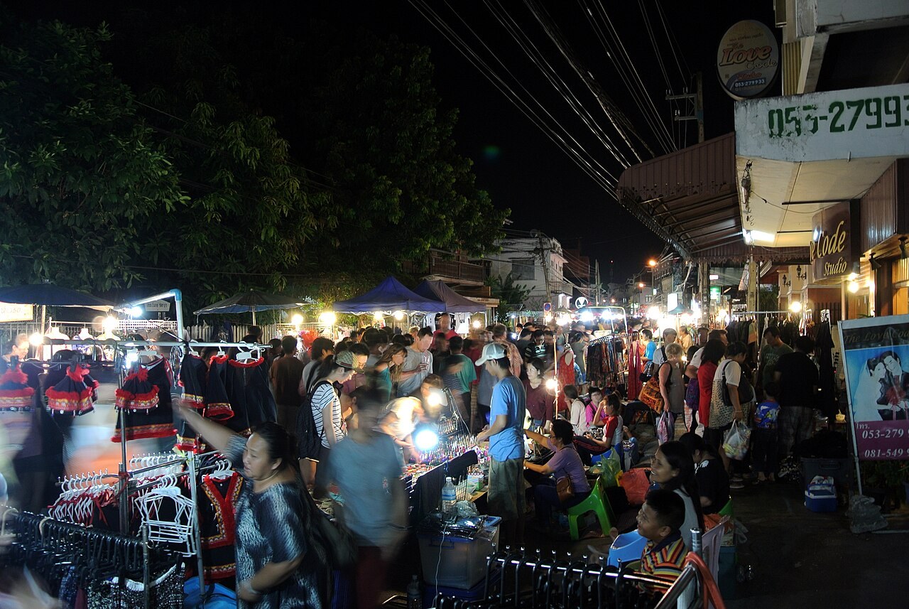 The evening scene at Wualai Saturday Market