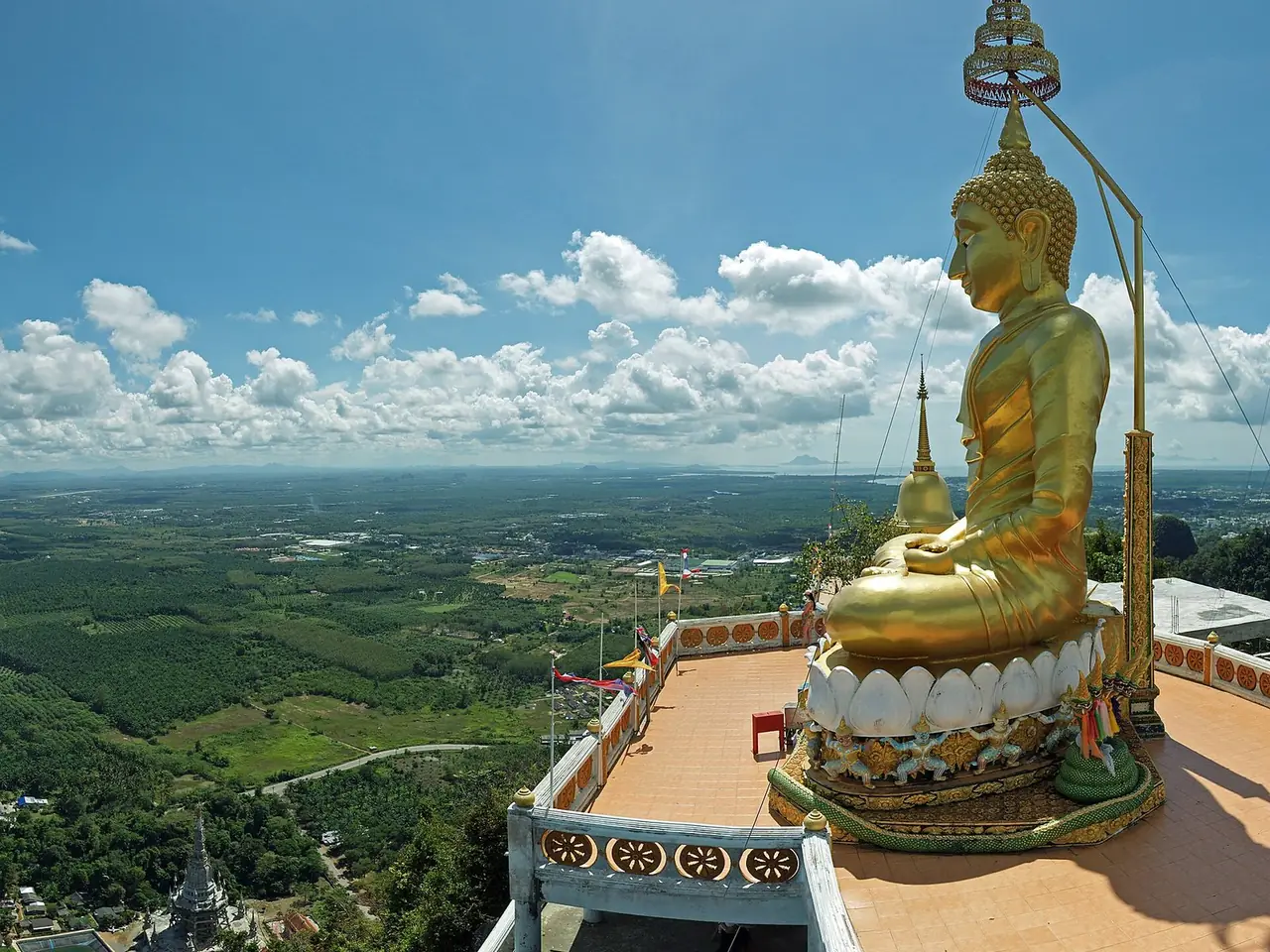 왓 탐쓰아 (끄라비·호랑이 동굴 사원)의 모습
