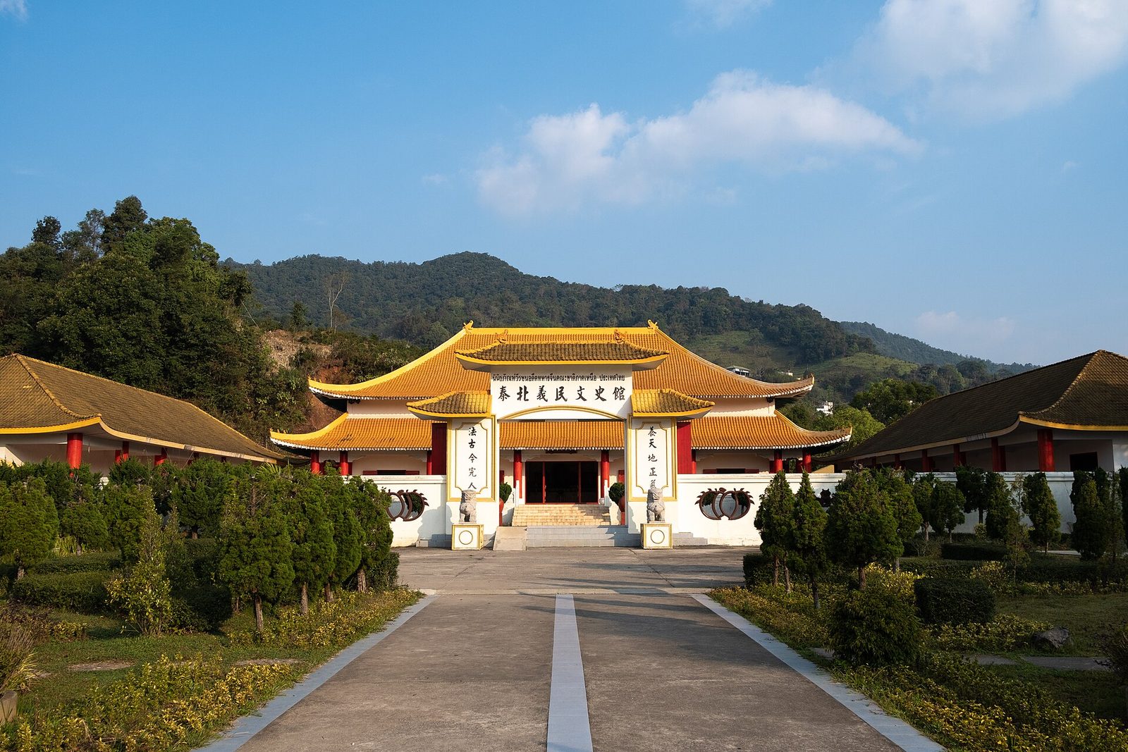 언덕을 배경으로 선 도이 매살롱의 중국인 열사 기념관