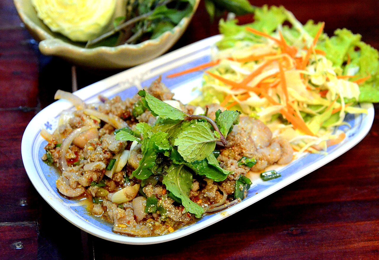 Larb daging itik bersama sayur